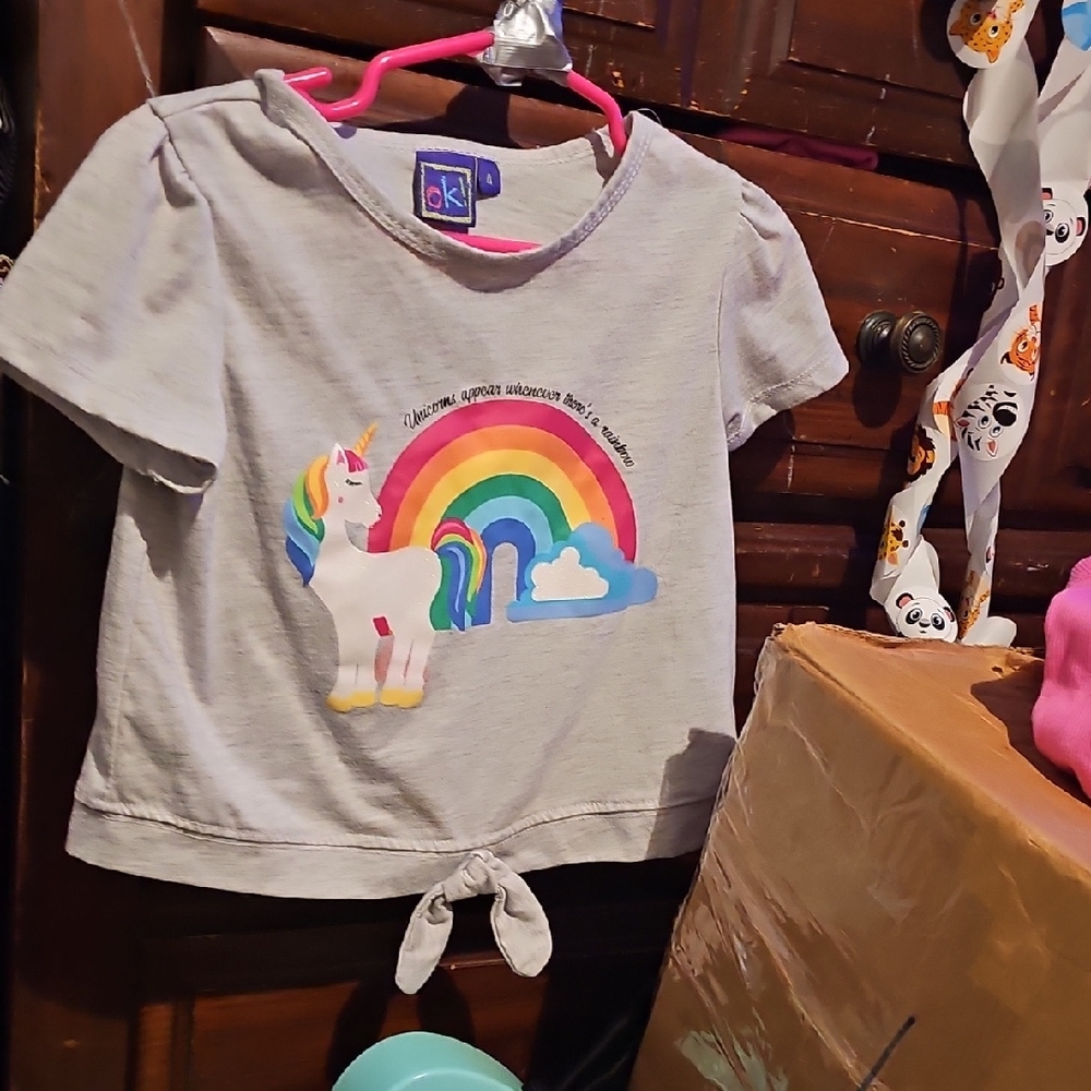 !!.                Girls Size 4 Unicorn Rainbow Tee.        L